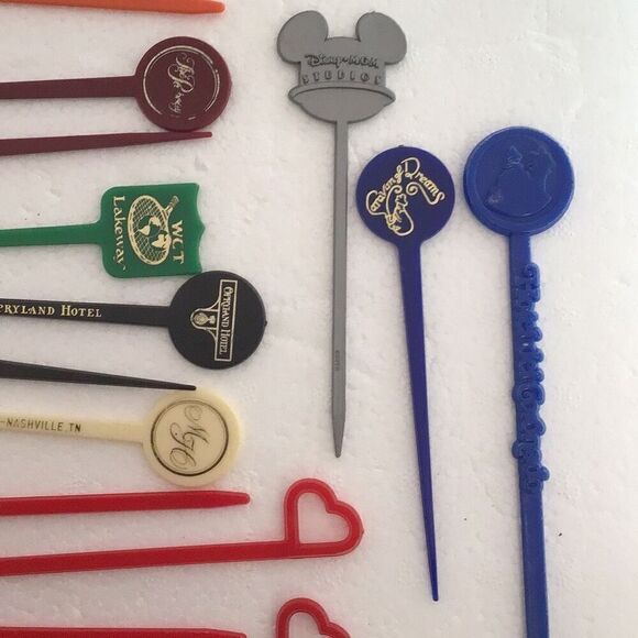 70 vintage swizzle/stirring sticks, including Greenbrier, top of the mark Disney - Picture 3 of 13